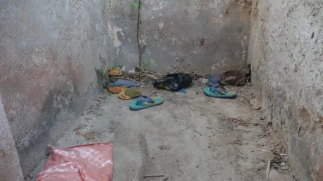 ఘటనా స్థలంలో పిల్లల చెప్పులు 