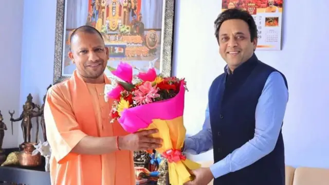 उत्तर प्रदेशचे मुख्यमंत्री योगी आदित्यनाथ यांच्यासह राज्याचे प्रमुख सचिव संजय प्रसाद