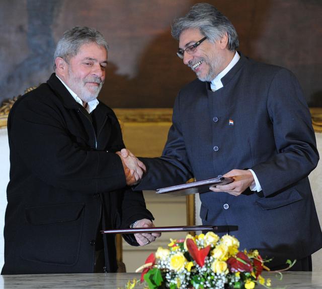 Luiz Inácio Lula da Silva ao lado do ex-presidente paraguaio Fernando Lugo. Eles apertam as mãos após assinar um acordo referente à usinabingo casino onlineItaipu,bingo casino online2009