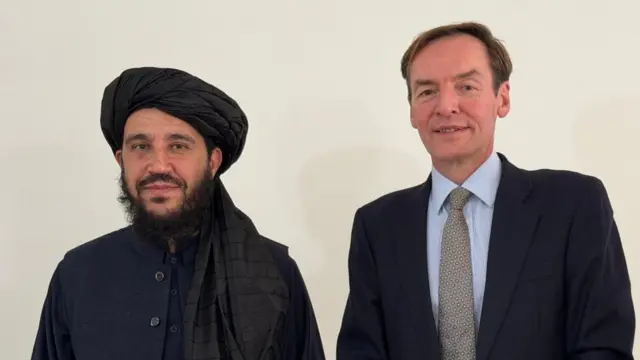عکسی از سردار احمد شکیب سفیر حکومت طالبان در اسلامآباد و ریچارد لیندزی نماینده ویژه بریتانیا برای افغانستان