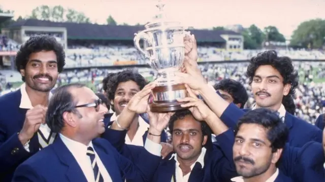 वर्ल्ड कप ट्रॉफी हाथ में लिए भारतीय टीम