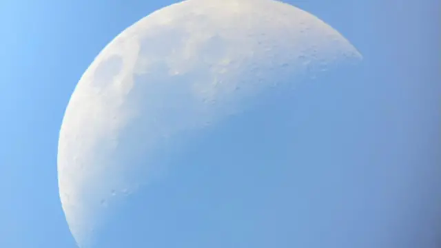 달 표면의 크레이터가 부분적으로 보이는 망원경 사진