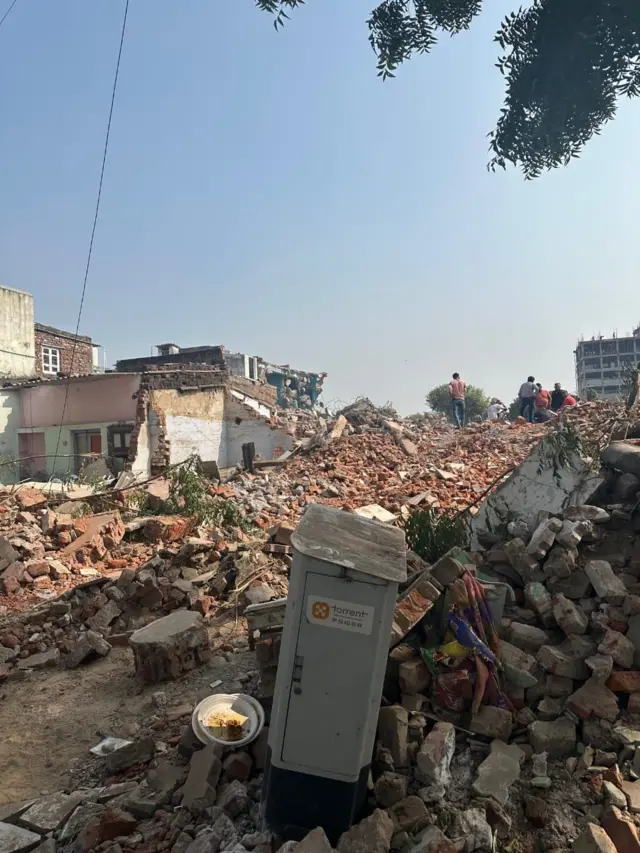 અમદાવાદ ડિમોલિશન, ગુજરાત, બીબીસી ગુજરાતી, ગુજરાત પોલીસ, અમદાવાદ મ્યુનિસિપલ કૉર્પોરેશન, અમદાવાદમાં દબાણ