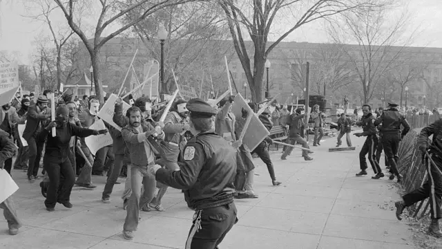 مخالفان پادشاه ایران در اعتراض به حضور محمدرضا پهلوی در کاخ سفید، با پلیس واشنگتن درگیر شدند