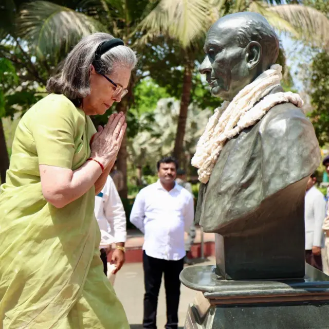 કૉંગ્રેસનું અમદાવાદમાં શાહીબાગ અધિવેશન, 64 વર્ષ બાદ ગુજરાતમાં અધિવેશન, કૉંગ્રેસ વર્કિંગ કમિટી સીડબલ્યૂસીની બેઠક, ઑલ ઇન્ડિયા કૉંગ્રેસ કમિટી એઆઈસીસીની બેઠક, મલ્લિકાર્જુન ખડગે, સોનિયા ગાંધી, રાહુલ ગાંધી, પ્રિયંકા ગાંધી વાડ્રા, બીબીસી ગુજરાતી 