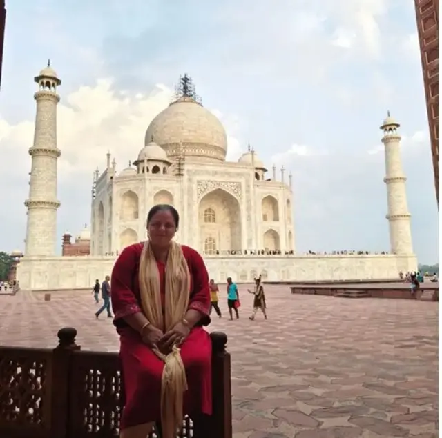 جسپیر کور آگرہ میں تاج محل کے سامنے
