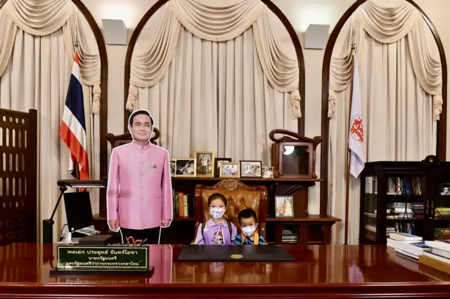 ด.ญ. โชติกา มั่งมี หรือ “น้องกุ๊บกิ๊บ” วัย 9 ปี คือเด็กคนแรกได้นั่งเก้าอี้นายกฯ ในวันเด็กปี 2566