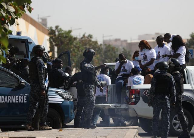 Sénégal : Appels à la mobilisation ce vendredi contre le report de l'élection  présidentielle - BBC News Afrique