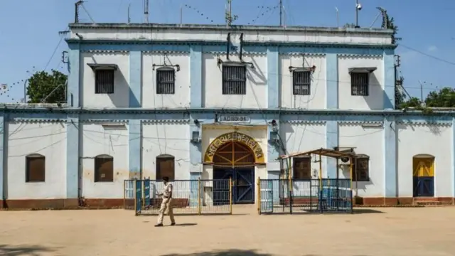 કપિલ શર્મા દ્વારા નકલી ડિગ્રી ચીટિંગ, પંકજ સિંઘ બોસની ડિગ્રી, તઝાકિસ્તાનની યુવતી સાથે લગ્ન, મેટ્રોમાં બનાવટી ડિગ્રીના આધારે નોકરી કૌભાંડ, મધ્ય પ્રદેશના ઇન્દોર કોર્ટ બિલ્ડિંગ નિર્માણ, બીબીસી ગુજરાતી સમાચાર,