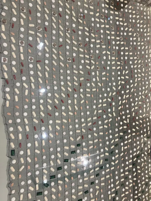 Антибиотиктердин зыянын чагылдырган көргөзмөдөн бир көрүнүш. Лондон, Британ музейи