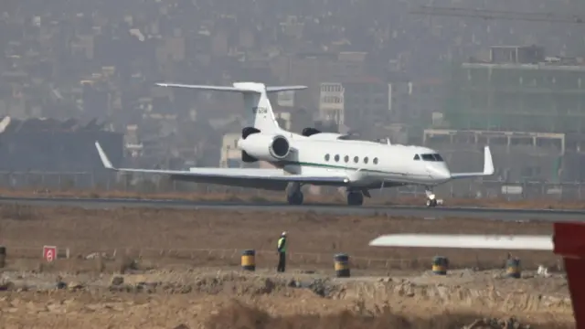 आठ नेपालीलाई लिएर आएको चार्टर्ड विमान