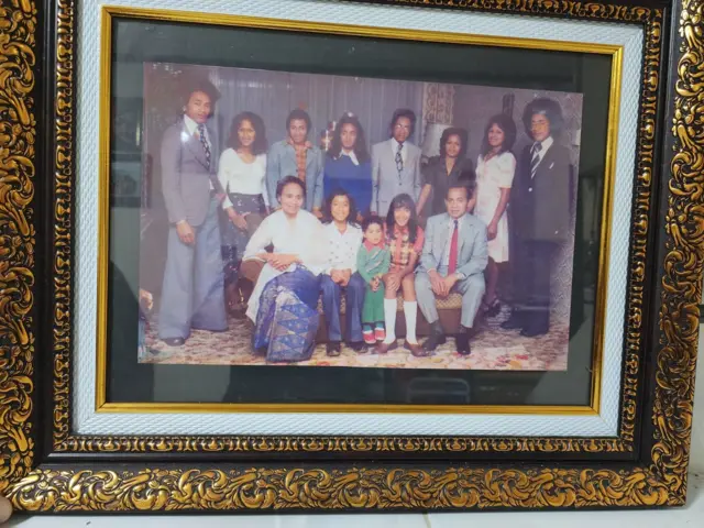 Foto keluarga Minggus Pattiradjawane di Leerdam pada tahun 1975. Ayah Minggus memboyong istri dan kedua anaknya, bersama dengan ribuan tentara KNIL Maluku, berlayar ke Belanda Pada 1951.
