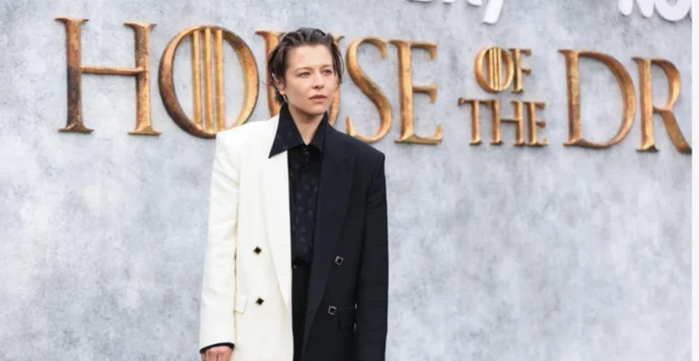 Emma D'Arcy poz veriyor