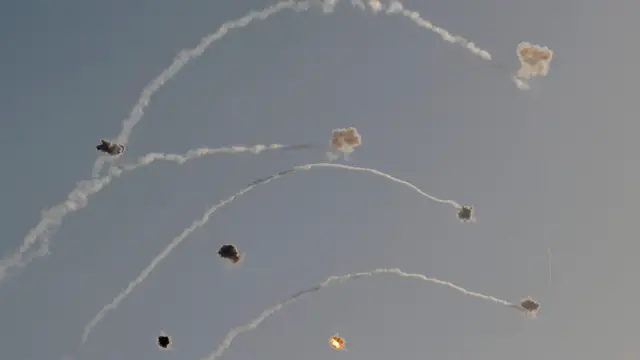 ከጥቂት ሳምንታት በፊት በሄዝቦላህ የተተኮሱ ሮኬቶች በእስራኤል ፀረ ሚሳዔል አይረን ዶም አየር ላይ ሲከሽፍ