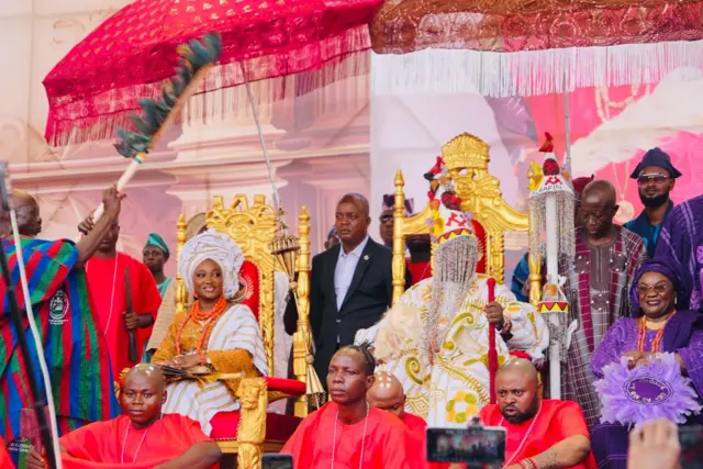 Gomina ipinlẹ Oyo, Seyi Makinde, naa darapọ mọ awọn eeyan nlanla to pejọ sibi iwuye Alaafin tuntun, Ọba Abimbola Akeem Owoade