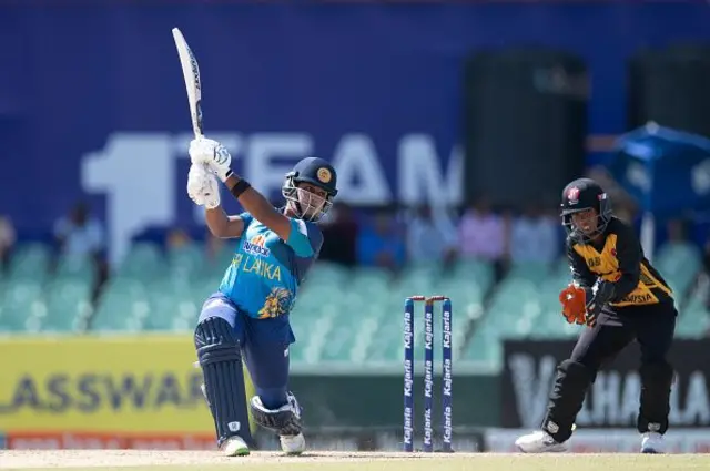 ආසියානු කුසලාන තරගාවලියේ ඉනිමකදී හයේ සහ හතරේ පහරවලින් වැඩිම ලකුණු සංඛ්‍යාවක් රැස් කළ පිතිකාරිනිය යන වාර්තාව ද චමරි අතපත්තු සිය නම ඉදිරියේ ලියා ගැනීමට සමත් වුවාය.