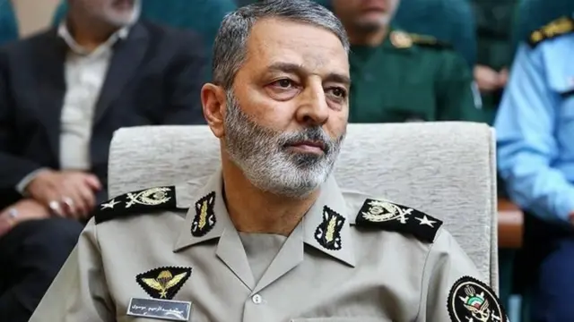 عبدالرحیم موسوی با لباس نظامی در یک جلسه نشسته است