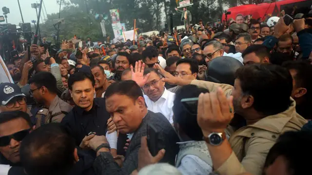 দেশে ফেরার পর ২৬শে ডিসেম্বর তার পিতা জিয়াউর রহমানের কবর জিয়ারত করতে যান তারেক রহমান। 