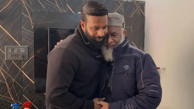 वडीलधाऱ्यांचा आशीर्वाद आयुष्यातील सर्वात मोठी ताकद आहे, असं दीपक सांगतात.