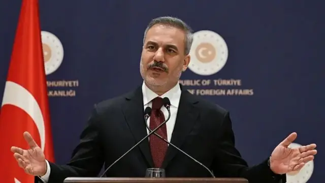 هاکان فیدان در حال سخنرانی