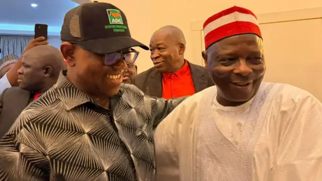 Foto gosiri aka chịburu Anambra Steeti bụ Peter Obi nakwa aka chịburu Kano Steeti bụ Rabiu Musa Kwankwaso ebe ha abụọ na-ebi ọma nakwa achị ọchị, mgbe Kwankwaso banyere pati ADC ọhọrọ.