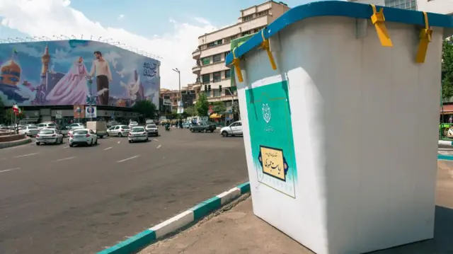 نمایی از نمایشگاهی که صندوق رای را در تهران به نمایش می گذارد، در ۲۰ ژوئن ۲۰۲۴