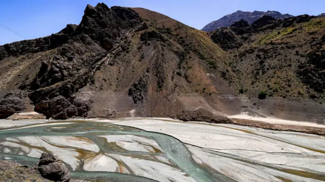 अमीर कबीर बांध के ऊपरी हिस्से में नदी के मुहाने पर पानी के कम स्तर की तस्वीर, जो 1 जून 2025 को ली गई