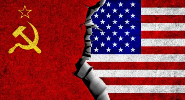  সোভিয়েত ইউনিয়ন ও যুক্তরাষ্ট্রের পতাকা। মাঝে ফাটল। প্রতীকী ছবি