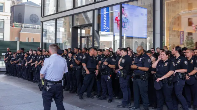 Сотрудники полиции Нью-Йорка (NYPD) дежурят возле Мэдисон-сквер-гарден