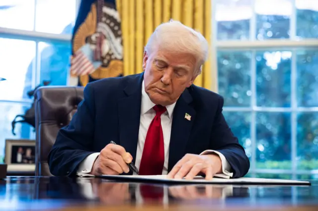 Donald Trump assina documento