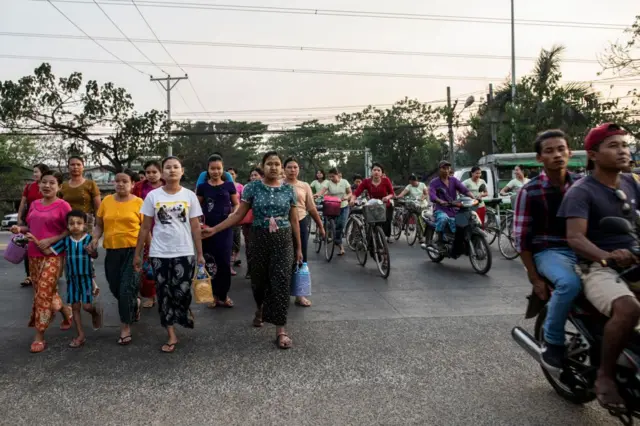 ၂၀၂၀ ခုနှစ်တုန်းက ရန်ကုန် လှိုင်သာယာမြို့နယ်မှာ အထည်ချုပ်စက်ရုံဝန်ထမ်းတွေ ရုံးအပြန်မြင်ကွင်း 