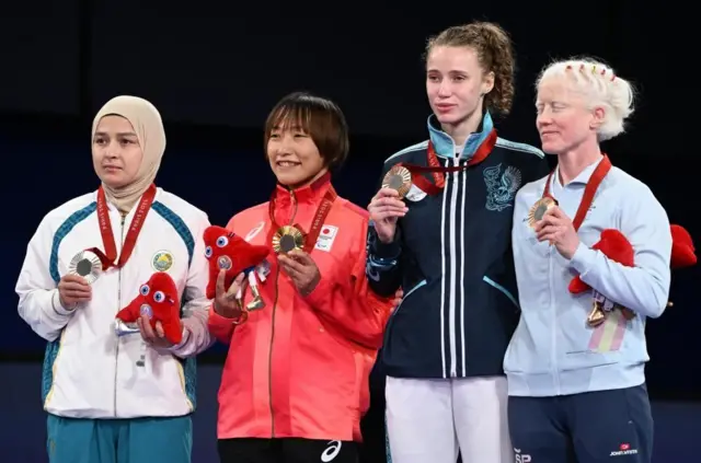 柔道女子57キロ級（弱視）で金メダルを勝ち取った廣瀬順子（左から2人目）