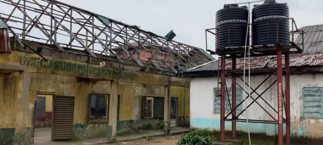 Ụlọ gbamgbam e jiri mechie elu ya dapụrụ adapụ na udu abụọ na-eji ojii nke e ji echekwa mmiri n'elu.