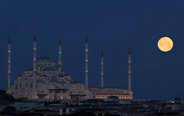 Di full moon rise behind di Grand Camlica Mosque for Istanbul, Turkey
