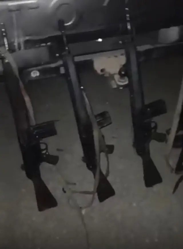 طالبان ادعا کوي چې له پاکستاني ځواکونو یې وسلې نيولې دي. دلته دری ټوپک ليدل کېږي.