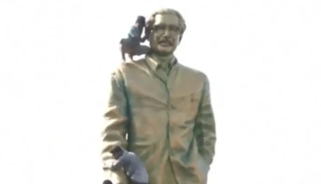 प्रदर्शनकारियों ने शेख़ मुजीबुर्रहमान की मूर्ति को भी नुक़सान पहुँचाया है.