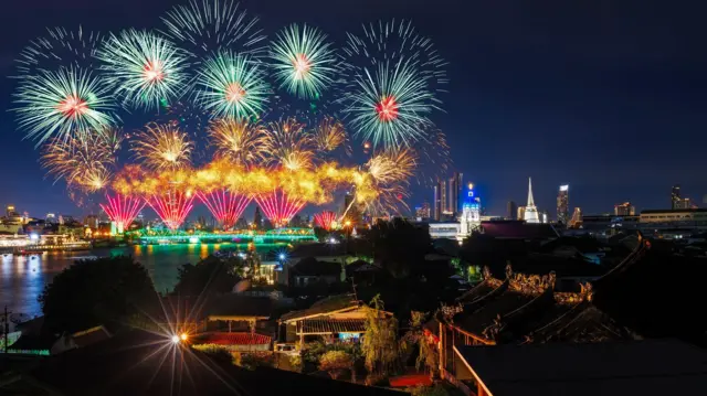 Праздничный салют в Бангкоке