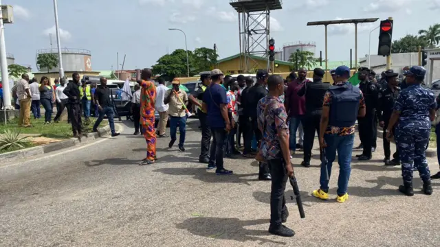 Ndị ọrụ njem ụgbọelu na-agba abụbọ ọrụ