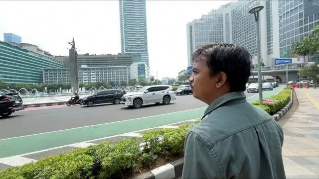 Di berkas gugatannya, Leo menyebut Pasal 35 ayat 1 tersebut tak cuma diskriminatif tapi juga bertentangan dengan Pasal 28D UUD 1945 serta Undang-undang No. 21 Tahun 1999 tentang Ratifikasi Konvensi ILO No. 111 mengenai Diskriminasi dalam Pekerjaan dan Jabatan.