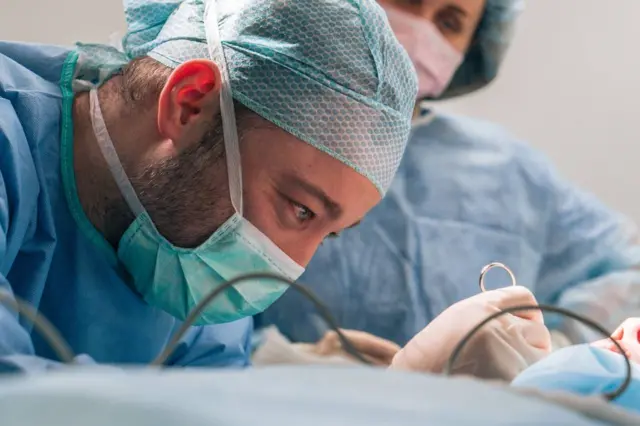 Пластический хирург Антон Захаров в операционной