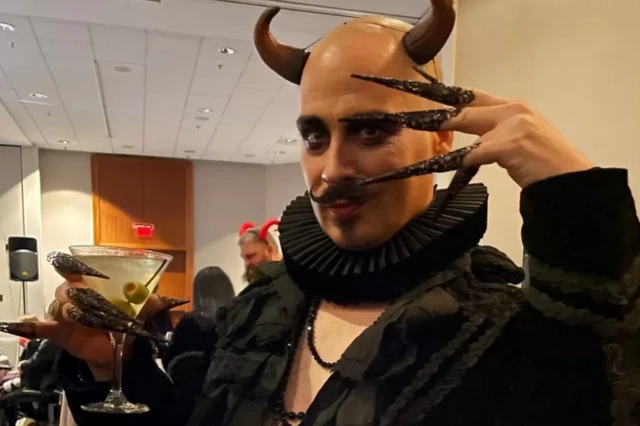 አንዳንዶቹ በእጅ የተሳለ ቀንድ አድርገዋል