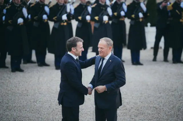 Fransa Cumhurbaşkanı Emmanuel Macron ve Polonya Başbakanı Donald Tusk.