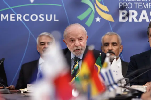 O presidente do Brasil, Luiz Inácio Lula, discursa durante reunião com países parceiros na Cúpula do Mercosul em Foz do Iguaçu, Brasil