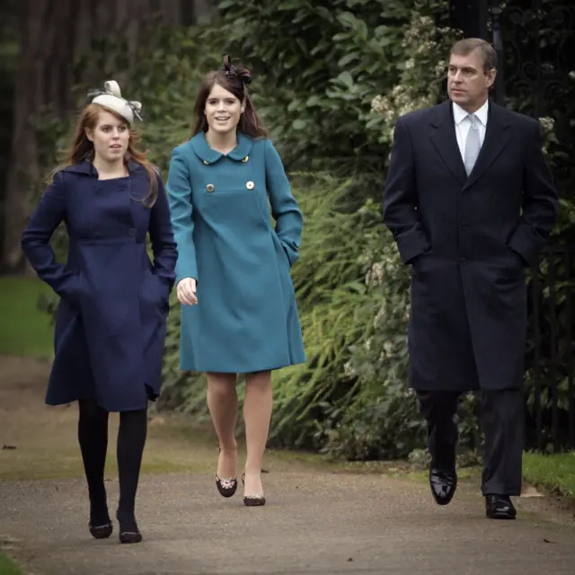 O Duque de York, a Princesa Beatrice e a Princesa Eugenie indo à missa de Natal na Igreja de Sandringham, em 2006.