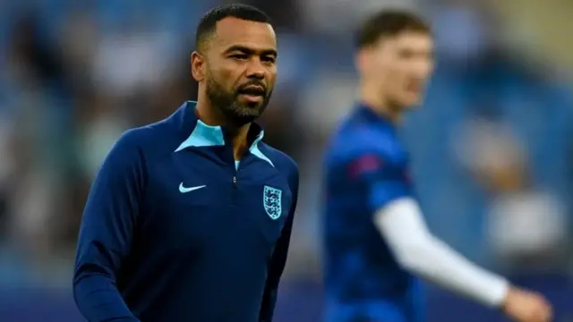 Beki wa zamani wa Uingereza na Chelsea Ashley Cole