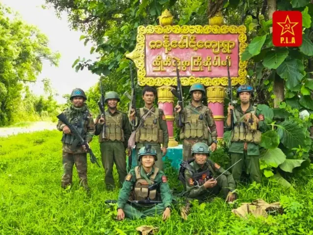 PLA တပ်ဖွဲ့ဝင်တွေ