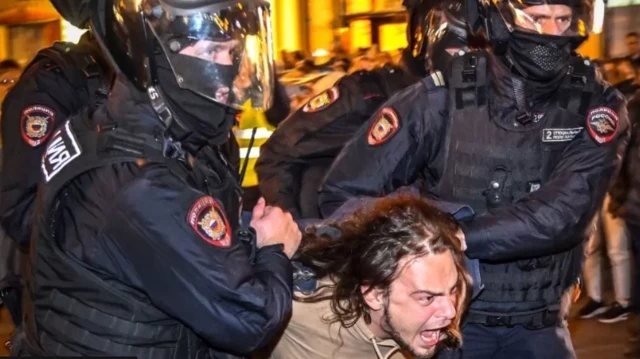 युद्ध के ख़िलाफ़ प्रदर्शन के ख़िलाफ़ कार्रवाई 