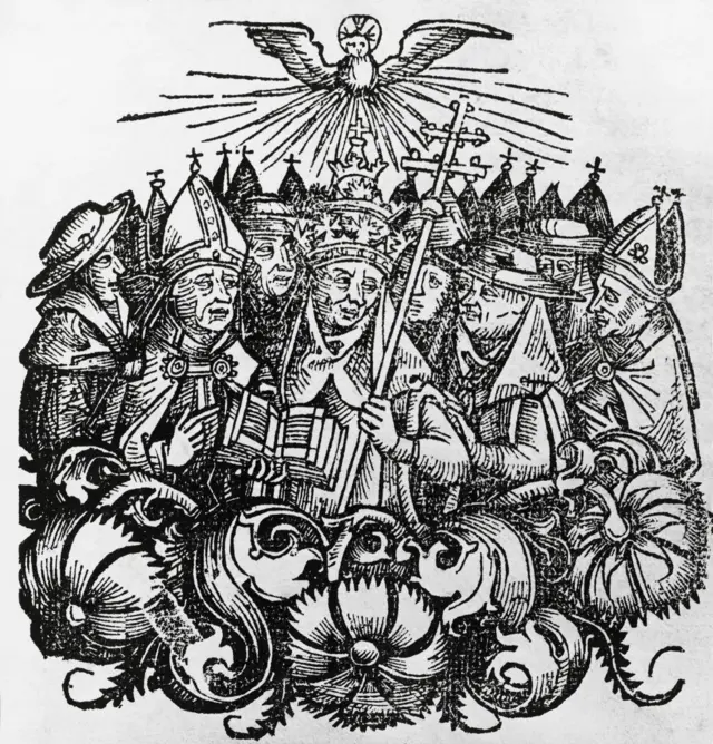 Papa Martinho 5°, cuja eleição em 1417 pôs fim ao Cisma do Ocidente, cercado por cardeais e bispos no Concílio de Constança