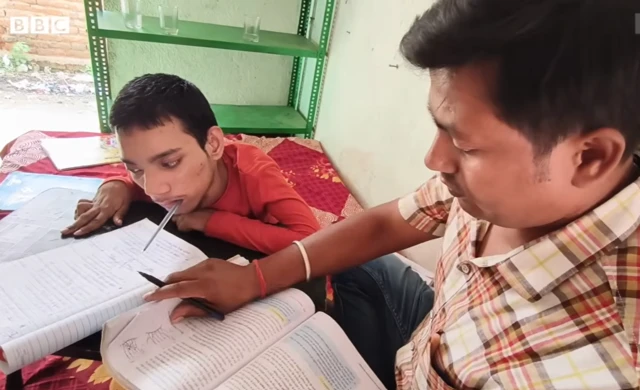 બીબીસી ગુજરાતી ધોરણ 10 પરીક્ષા સેરેબ્રલ પલ્સીથી પીડાતા મોહમ્મદ ફૈઝાનઉલ્લા વિકલાંગ ઝારખંડ