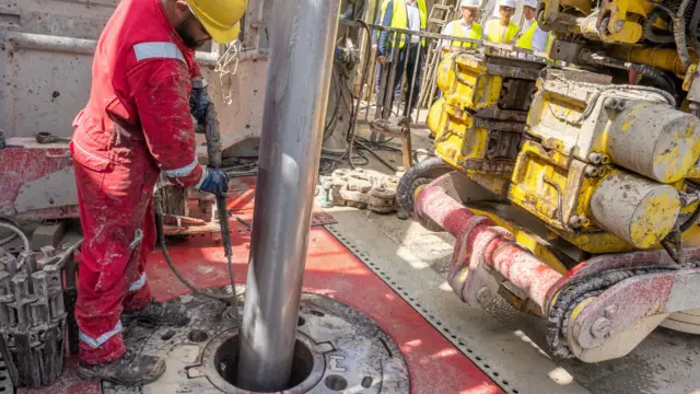 Trabalhador perfura para energia geotérmica na Alemanha